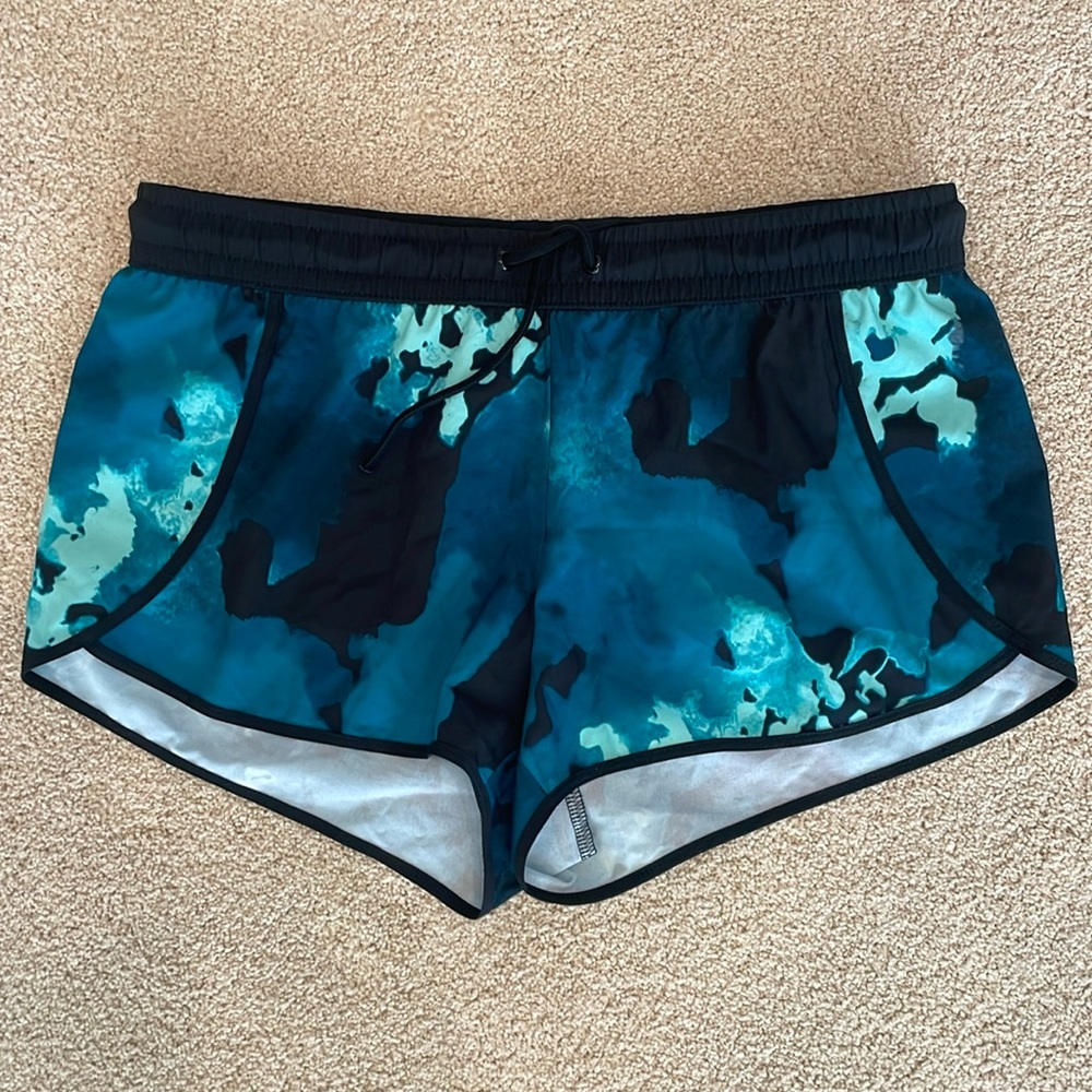 Fabletics green & black print short athletic shorts, women’s size Small